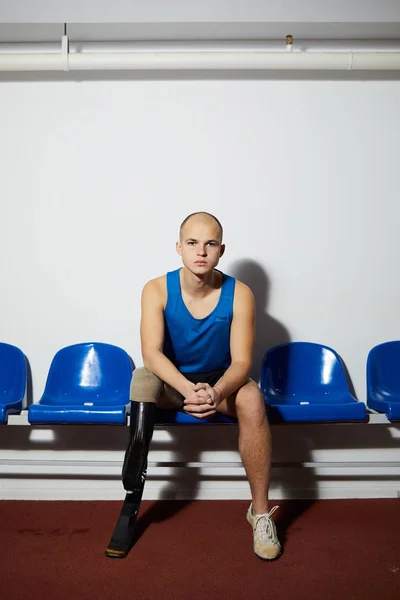 Jonge Sporter Met Handicap Zittend Blauw Plastic Stoel Langs Muur — Stockfoto