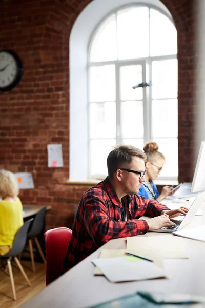 Sommige Managers Werken Samen Terwijl Met Tafel Zitten Moderne Gadgets — Stockfoto