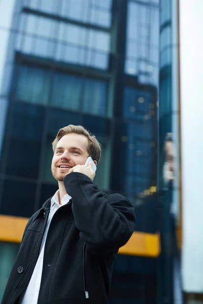 Счастливый Молодой Человек Разговаривает Смартфону Фоне Современного Бизнес Центра — стоковое фото