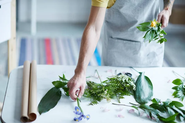 Fleuriste Contemporain Prenant Fleur Iris Bureau Pour Mettre Dans Bouquet — Photo