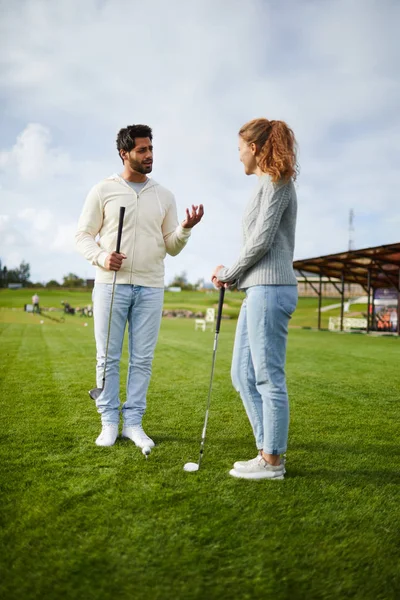 Young Man Woman Casualwear Discussing Golf Play Stuff Large Green — Stock Photo, Image