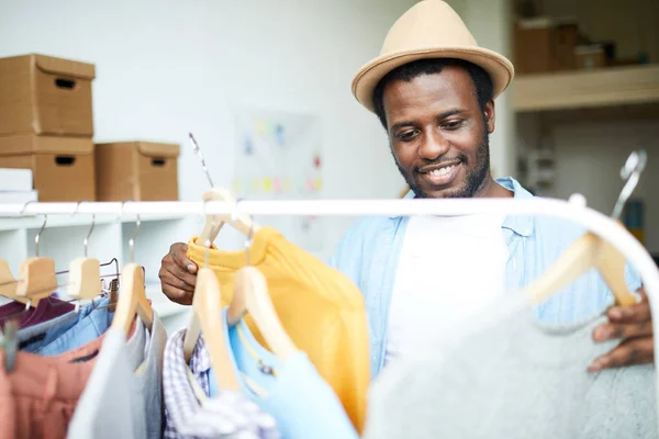 Designer Moda Jovem Escolher Entre Camisolas Amarelas Cinzentas Enquanto Está — Fotografia de Stock