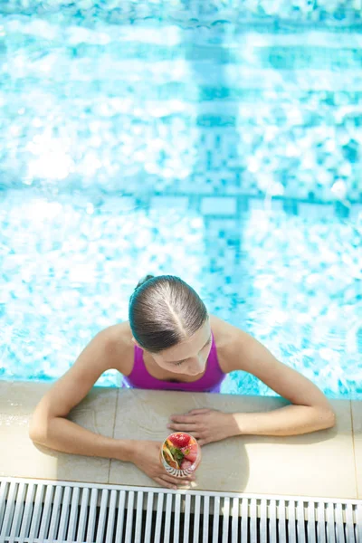 Overview Young Woman Lilac Swimwear Sitting Swimming Pool Having Cocktail — Stock Photo, Image
