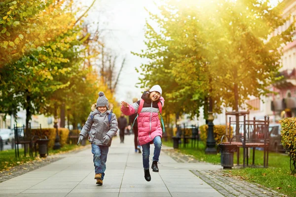 Två Roliga Barn Varma Casualwear Hoppar Över Trottoire Väg Till — Stockfoto