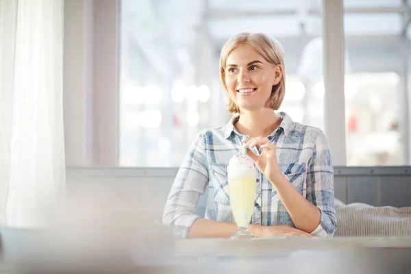 Felice Ragazza Bionda Con Bicchiere Cocktail Seduto Caffè Pausa Rilassarsi — Foto Stock