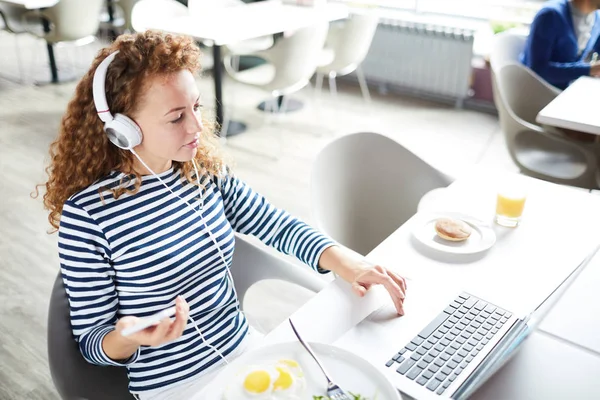 Mulher Jovem Bonito Casualwear Fones Ouvido Sentado Mesa Frente Laptop — Fotografia de Stock