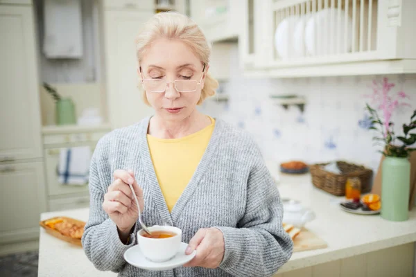 Mujer Rubia Madura Con Taza Pensando Algo Cocina — Foto de Stock