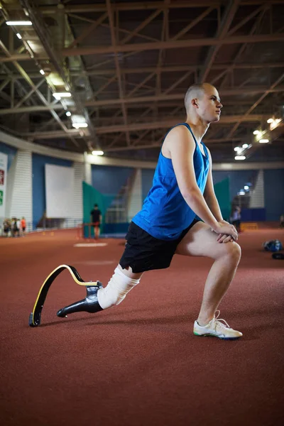 Активний Спортсмен Протезом Правій Нозі Робить Вправи Стадіоні Перед Паралімпійськими — стокове фото