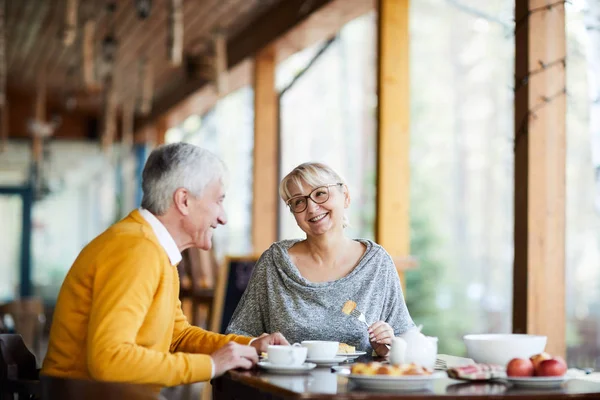 快乐的金发女郎成熟女性说话 她的丈夫 而两个在咖啡馆吃午饭 — 图库照片