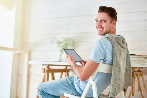 Jonge Succesvolle Zakenman Met Touchpad Zoek Naar Camera Tijdens Het — Stockfoto