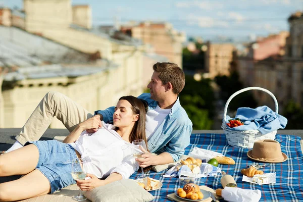 Jovem Casal Descansado Desfrutando Dia Ensolarado Piquenique Telhado Edifício — Fotografia de Stock