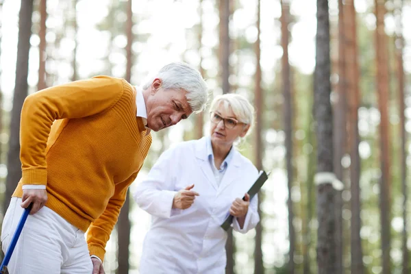 Mature Man Pain Leg Moving Slowly While Leaning Cane Clinician — Stock Photo, Image