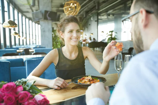 Joven Alegre Dando Comida Novio Gusto Durante Cena Romántica Restaurante —  Fotos de Stock