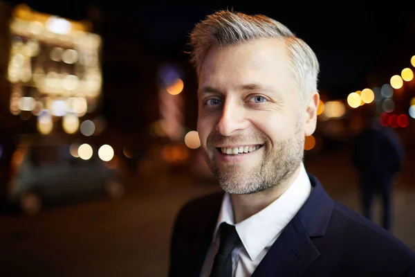 Hombre Negocios Sonriente Ropa Formal Mirándote Medio Noche Aire Libre — Foto de Stock