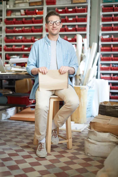 Young Master Artwork Notepad Sitting Wooden Stool His Workshop — Stock Photo, Image