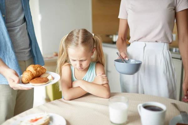 Ιδιότροπο Κοριτσάκι Δεν Θέλει Φάει Κάτι Που Γονείς Της Προσφέρουν — Φωτογραφία Αρχείου