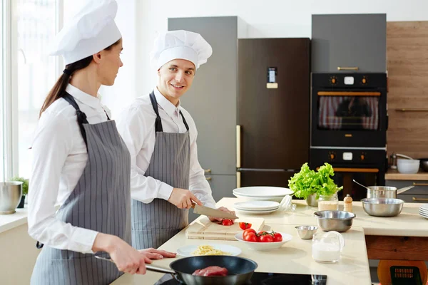 Θετικοί Νέοι Συνάδελφοι Ομοιόμορφη Μαγειρική Ζυμαρικά Μαζί Και Chat Εμπορική — Φωτογραφία Αρχείου