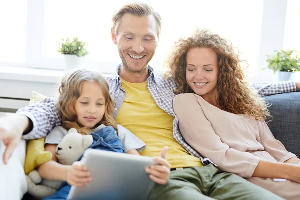 Menina Bonito Com Tablet Assistindo Vídeos Curiosos Engraçados Enquanto Sentado — Fotografia de Stock