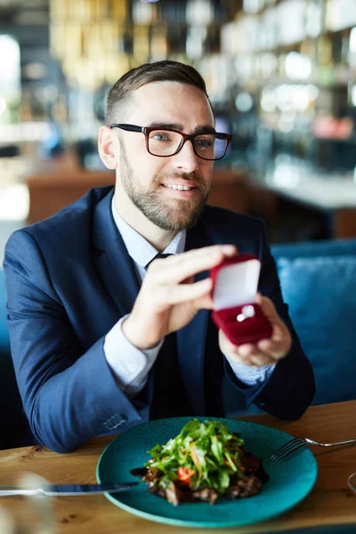 Jovem Feliz Mostrando Anel Noivado Para Sua Namorada Almoço Restaurante — Fotografia de Stock