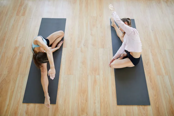 Mujeres Jóvenes Activas Flexión Lateral Esteras Con Una Pierna Estirada — Foto de Stock