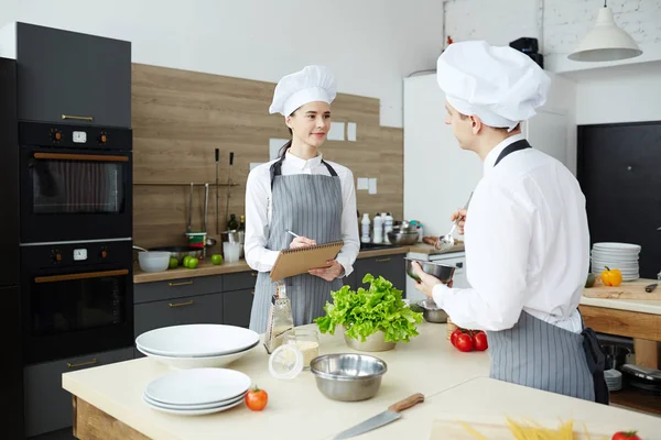 Fiducioso Esperto Qualità Femminile Cuochi Uniforme Esaminando Cucina Commerciale Prendendo — Foto Stock