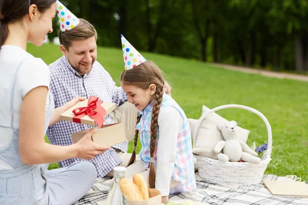 Ung Kvinde Åbner Gaveæske Viser Lille Datter Sin Fødselsdagsgave Picnic - Stock-foto