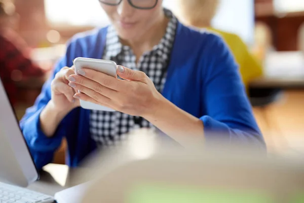 Junge Gelegenheitsunternehmerin Nutzt Smartphone Während Sie Ihrem Arbeitsplatz Büro Sitzt — Stockfoto