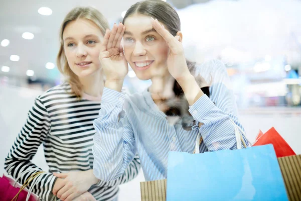 Ładny Shopper Wpatrując Się Okno Sklepu Wiszą Mall Przyjaciółką Weekend — Zdjęcie stockowe