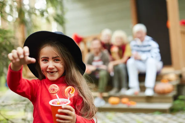 Menina Halloween Alegre Com Doces Vidro Plástico Olhando Para Câmera — Fotografia de Stock