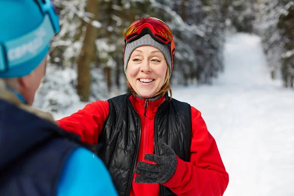 Glad Mitten Kvinna Sportkläder Talar Till Sin Make Vinter Skog — Stockfoto