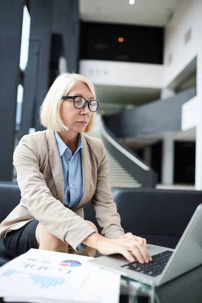 Nätverk i loungen — Stockfoto