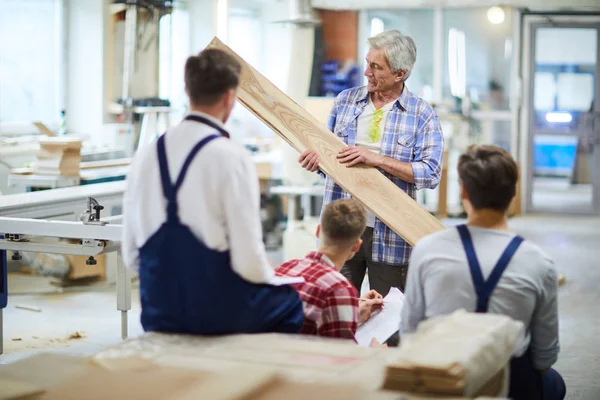 Säker Stilig Mogen Manlig Snickare Casual Skjorta Stående Framför Studentgruppen — Stockfoto