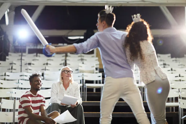 Pubblico Attento Guardando Coraggioso Principe Con Spada Principessa Che Gioca — Foto Stock