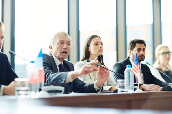 Geïrriteerd Emotionele Knappe Senior Diplomaat Pak Het Maken Van Openbare — Stockfoto