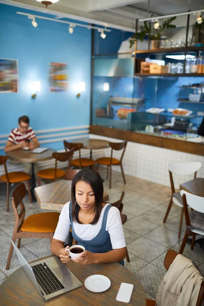 Jeune Femme Casual Détendre Par Table Dans Café Par Tasse — Photo