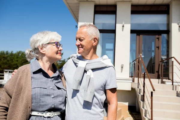 Retrato Cintura Hacia Arriba Pareja Ancianos Modernos Abrazándose Aire Libre —  Fotos de Stock