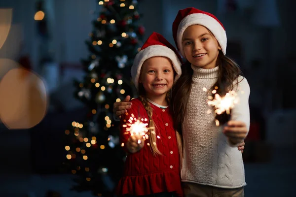 Meninas Alegres Trajes Xmas Segurando Luzes Bengala Acesas Noite Natal — Fotografia de Stock