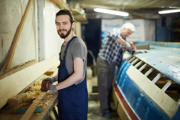 Jonge Werknemer Overalls Werkt Met Jack Plane Werkplaats Met Zijn — Stockfoto