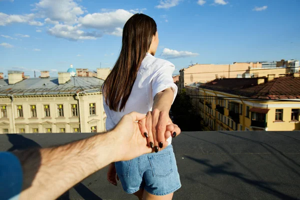 Jovem Mulher Segurando Mão Homem Enquanto Move Para Borda Telhado — Fotografia de Stock