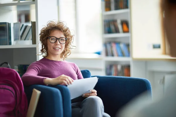 Studentka College Nosząca Okulary Siedzi Omawia Jej Raport Kolegami Klasy — Zdjęcie stockowe