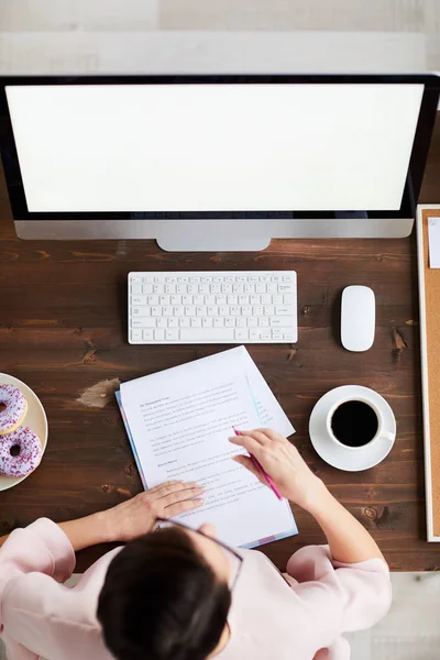 Jovem Designer Olhando Para Tela Computador Enquanto Está Sentado Mesa — Fotografia de Stock