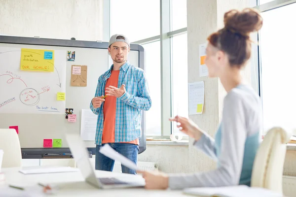 Innehåll Trygg Unga Hipster Anställd Cap Stående Whiteboard Och Förklara — Stockfoto