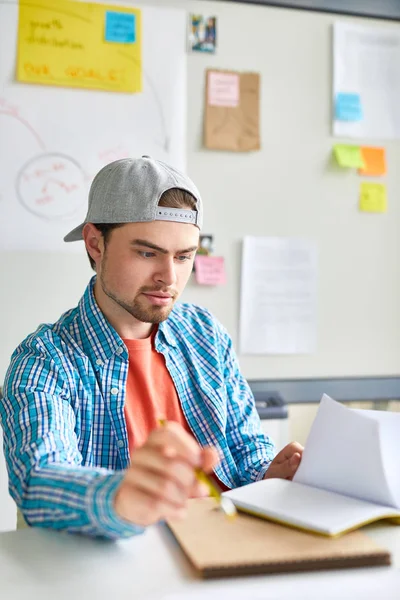 Estudiante Hipster Serio Pensativo Gorra Sentado Mesa Leyendo Notas Libro —  Fotos de Stock