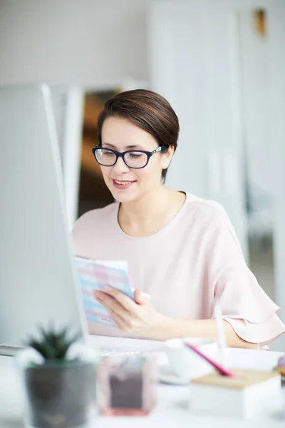 Joven Diseñadora Leyendo Sus Notas Bloc Notas Mientras Planifica Trabajo — Foto de Stock