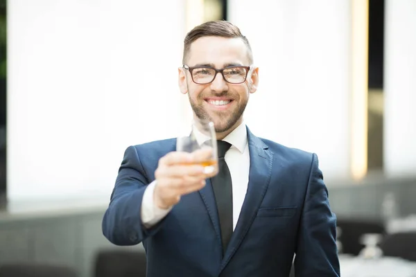 Ευτυχισμένος Επιχειρηματίας Ποτό Πρόποση Μαζί Σας Και Χαμογελά Στην Κάμερα — Φωτογραφία Αρχείου