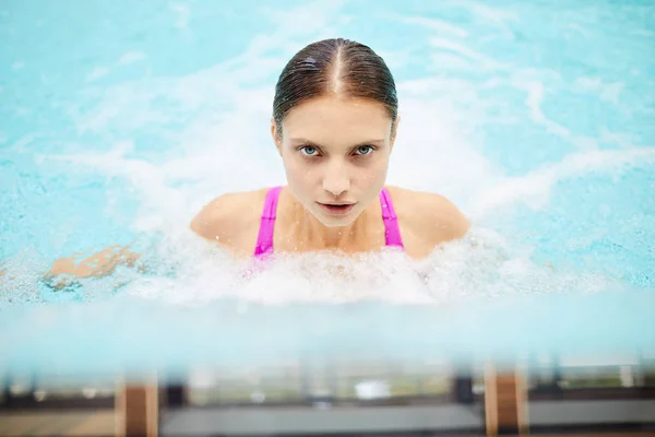 中にスパ スイミング プールで水の流れを楽しんでいる女の子に合う — ストック写真