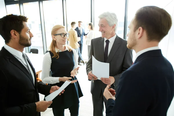 Positieve Zelfverzekerde Zakenmensen Formalwear Bespreken Forum Onderwerpen Het Delen Van — Stockfoto