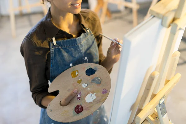 Jovem Mulher Avental Segurando Paleta Madeira Com Tintas Enquanto Está — Fotografia de Stock