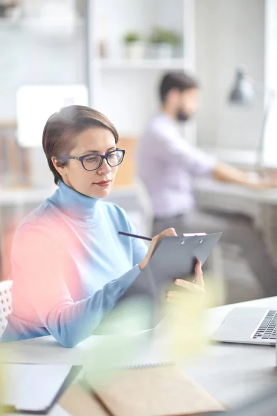 Joven Mujer Negocios Seria Jersey Azul Claro Casual Haciendo Notas — Foto de Stock