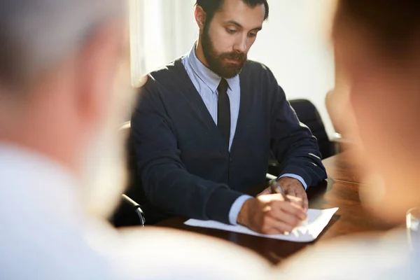 Jeune Candidat Barbu Écrivant Les Réponses Dans Liste Questionnaire Tout — Photo